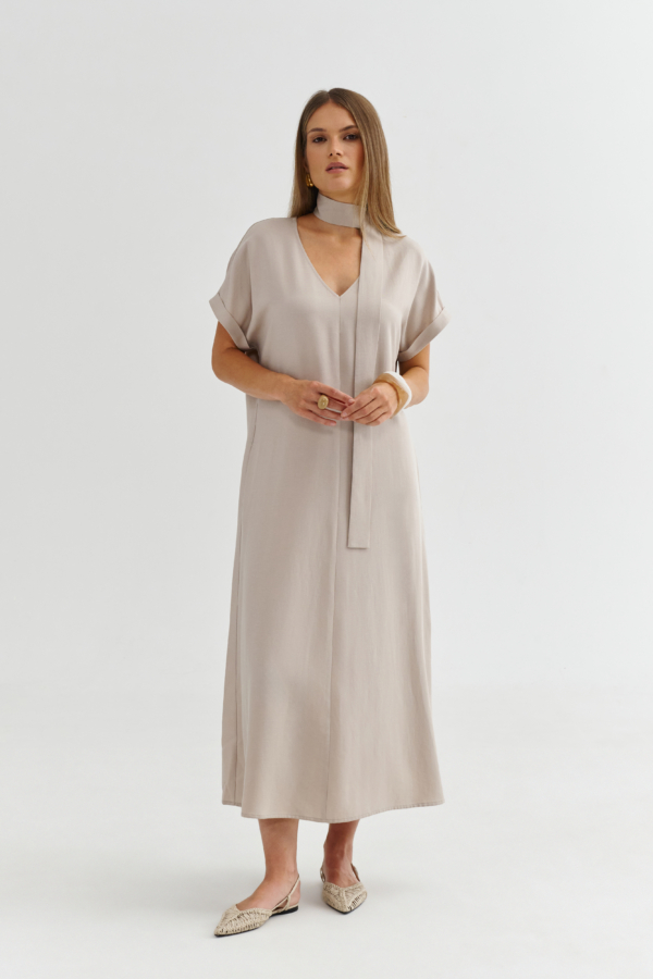 Beżowa sukienka midi z dekoltem V i paskiem przy szyi – przód