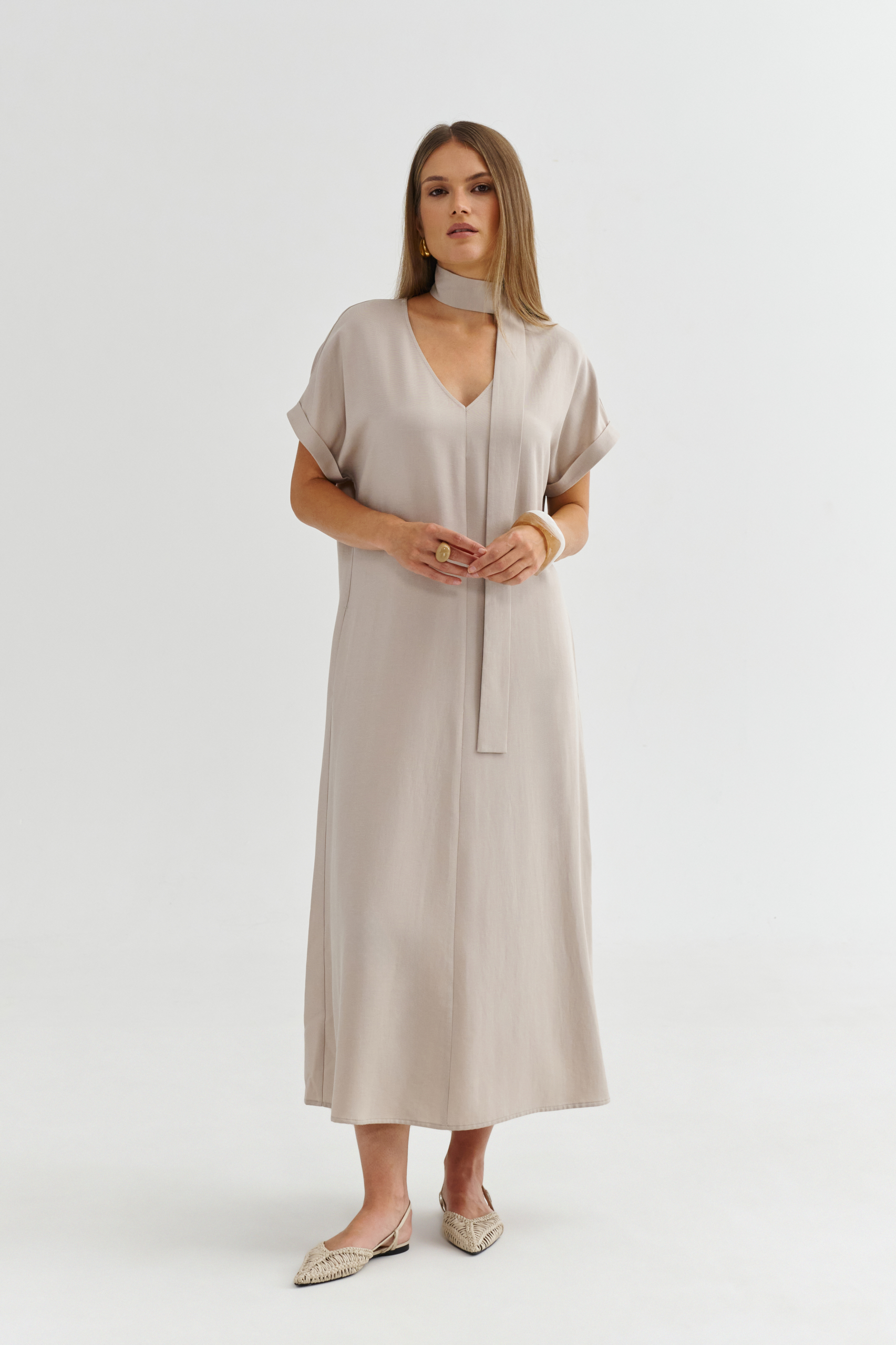 Beżowa sukienka midi z dekoltem V i paskiem przy szyi – przód