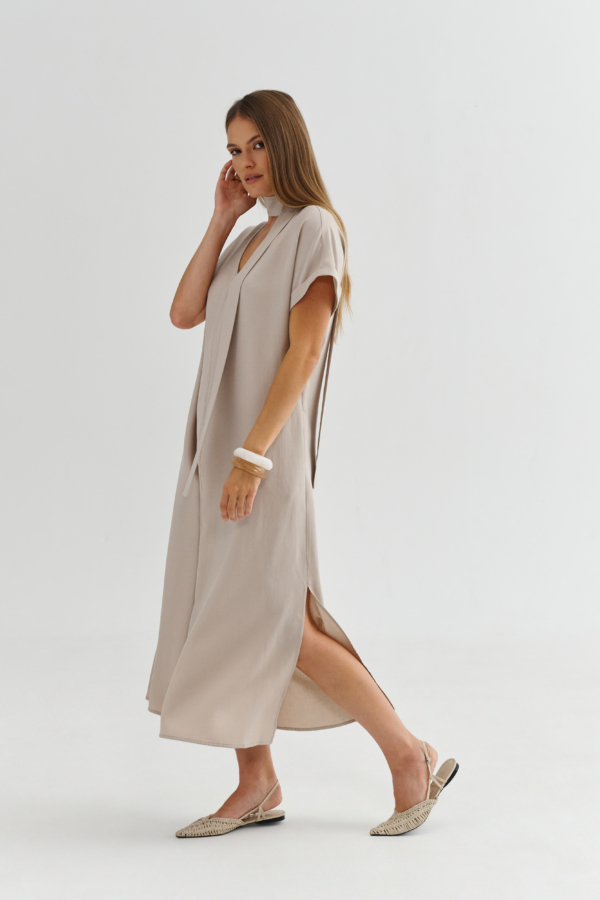 Beżowa sukienka midi z rozporkami po bokach – widok z boku