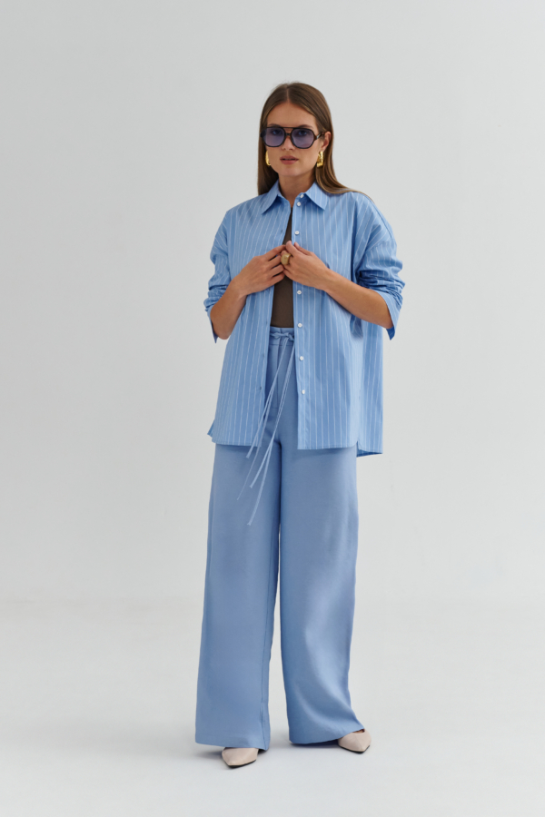 Błękitna koszula w paski oversize EZURI – stylizacja ze spodniami w kolorze błękitu