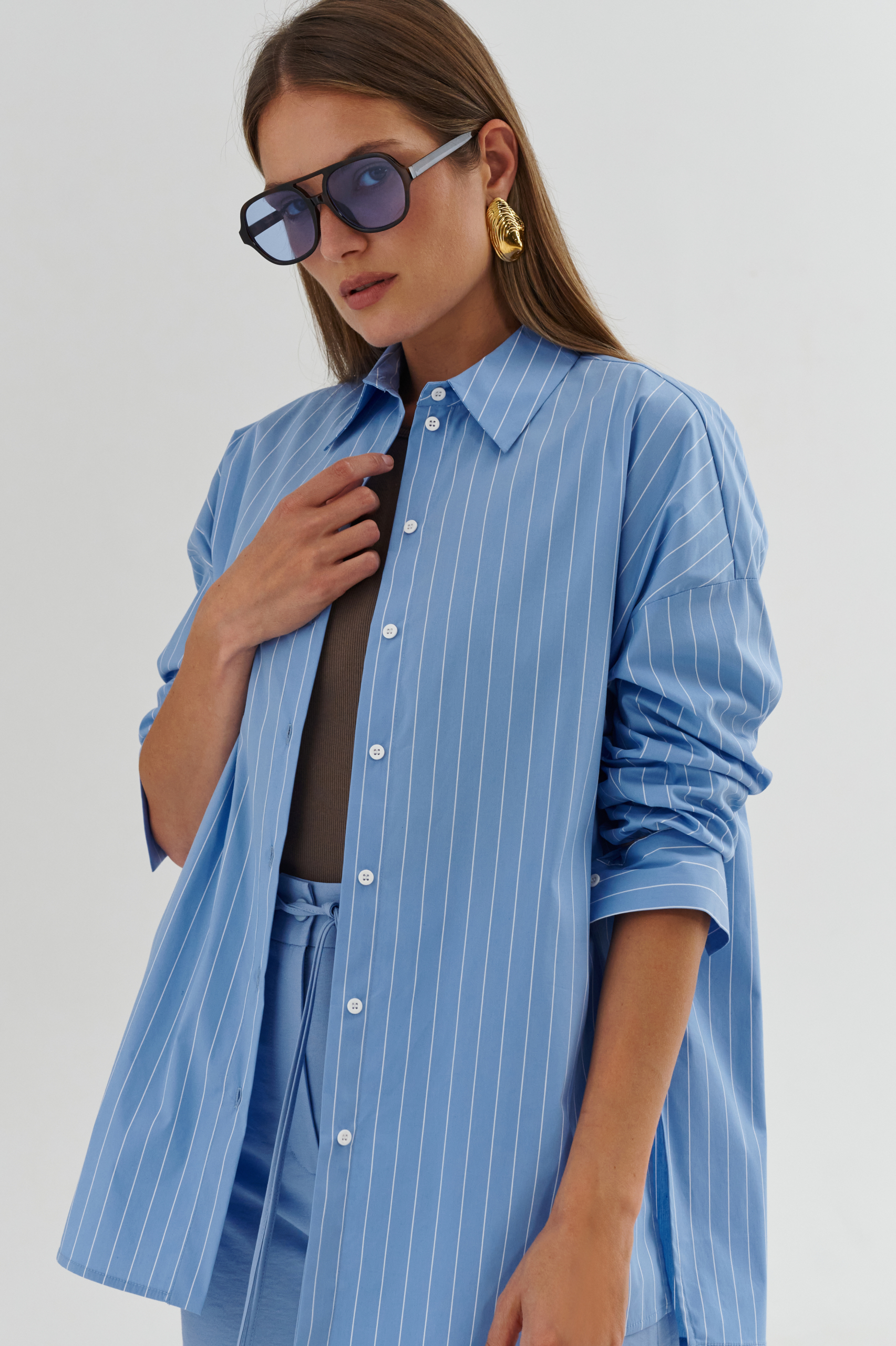 Koszula błękitna w prążki – kołnierzyk, guziki i luźny krój oversize