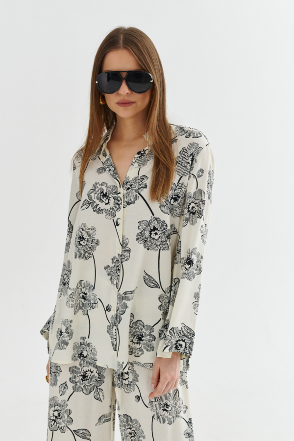 Bluzka z wiskozy ecru z czarnym, kwiatowym printem – dekolt V ze stójką, zapięcie na guziki