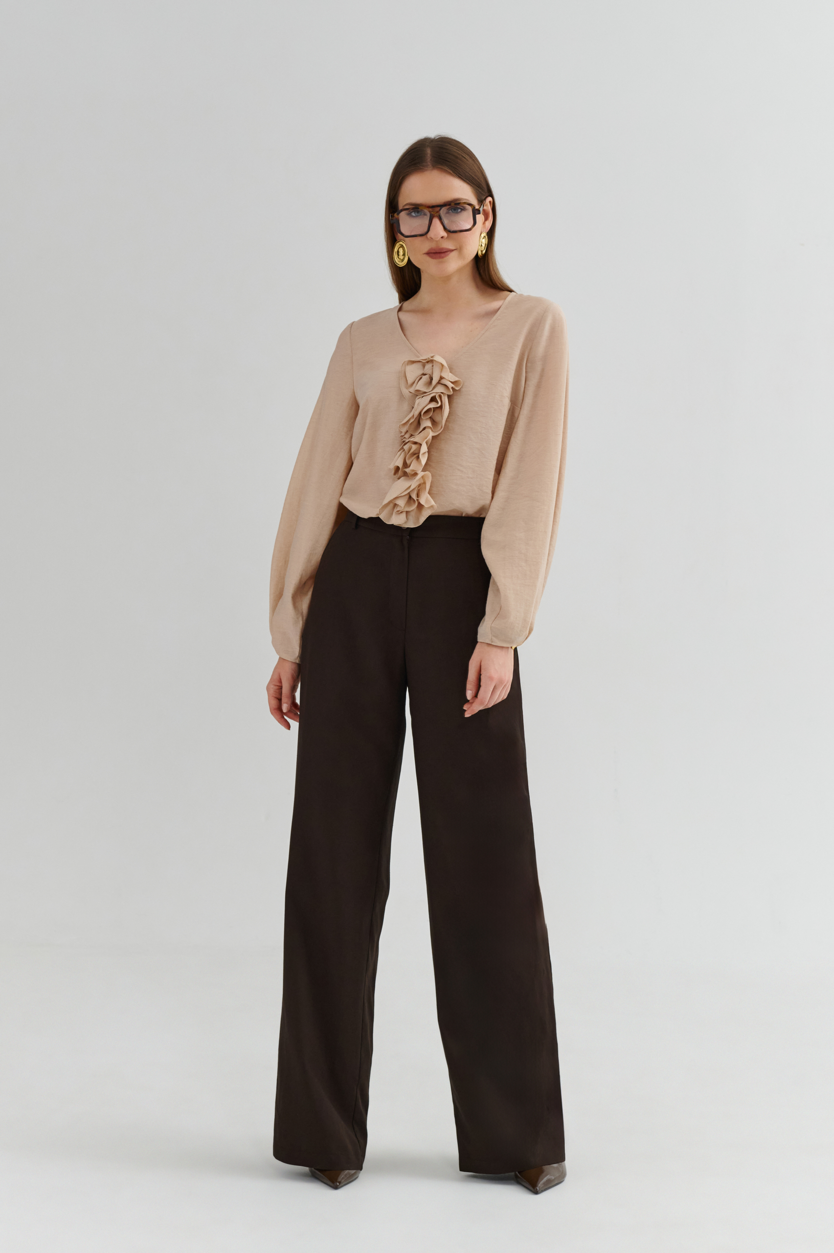 Bluzka z dekoltem V z różami – beżowa