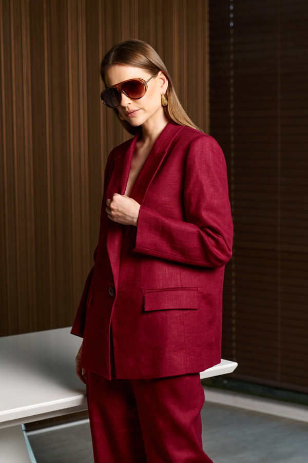 Bordowa marynarka o nowoczesnym kroju – ujęcie z profilu