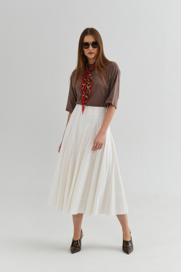 Brązowy T-shirt z elastycznej dzianiny EZURI z rękawem do łokcia, stylizacja z białą spódnicą midi