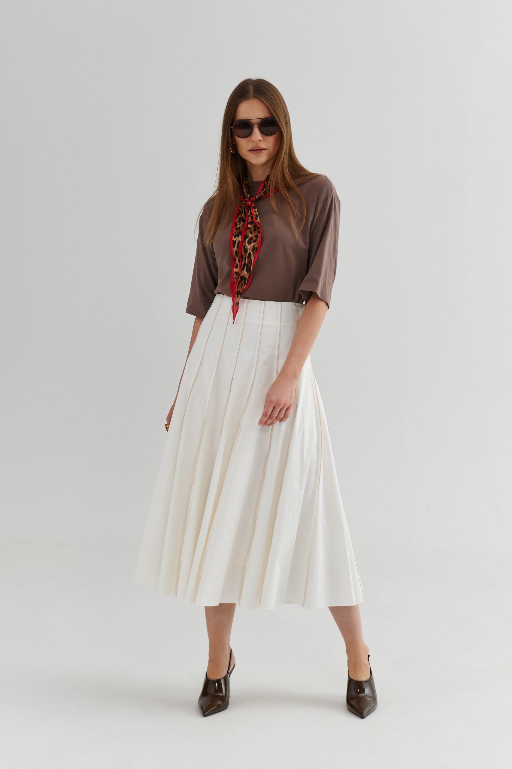 Brązowy T-shirt z elastycznej dzianiny EZURI z rękawem do łokcia, stylizacja z białą spódnicą midi