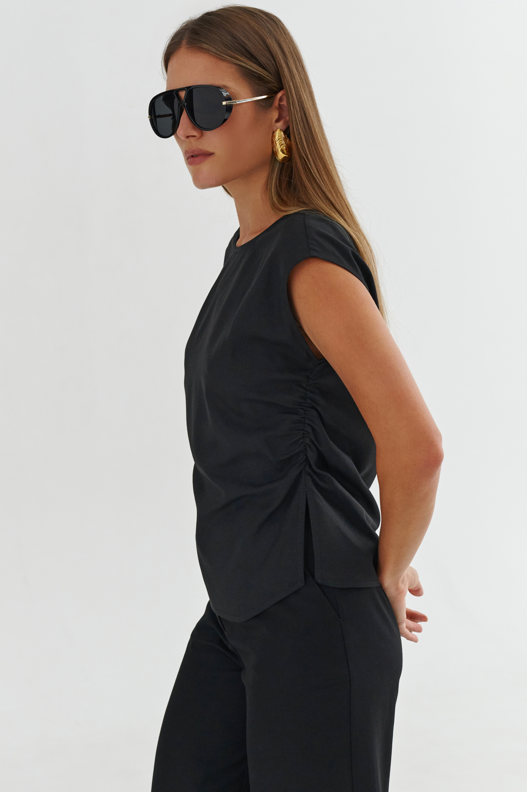 Czarna bluzka z marszczeniami po bokach - obrazek 2