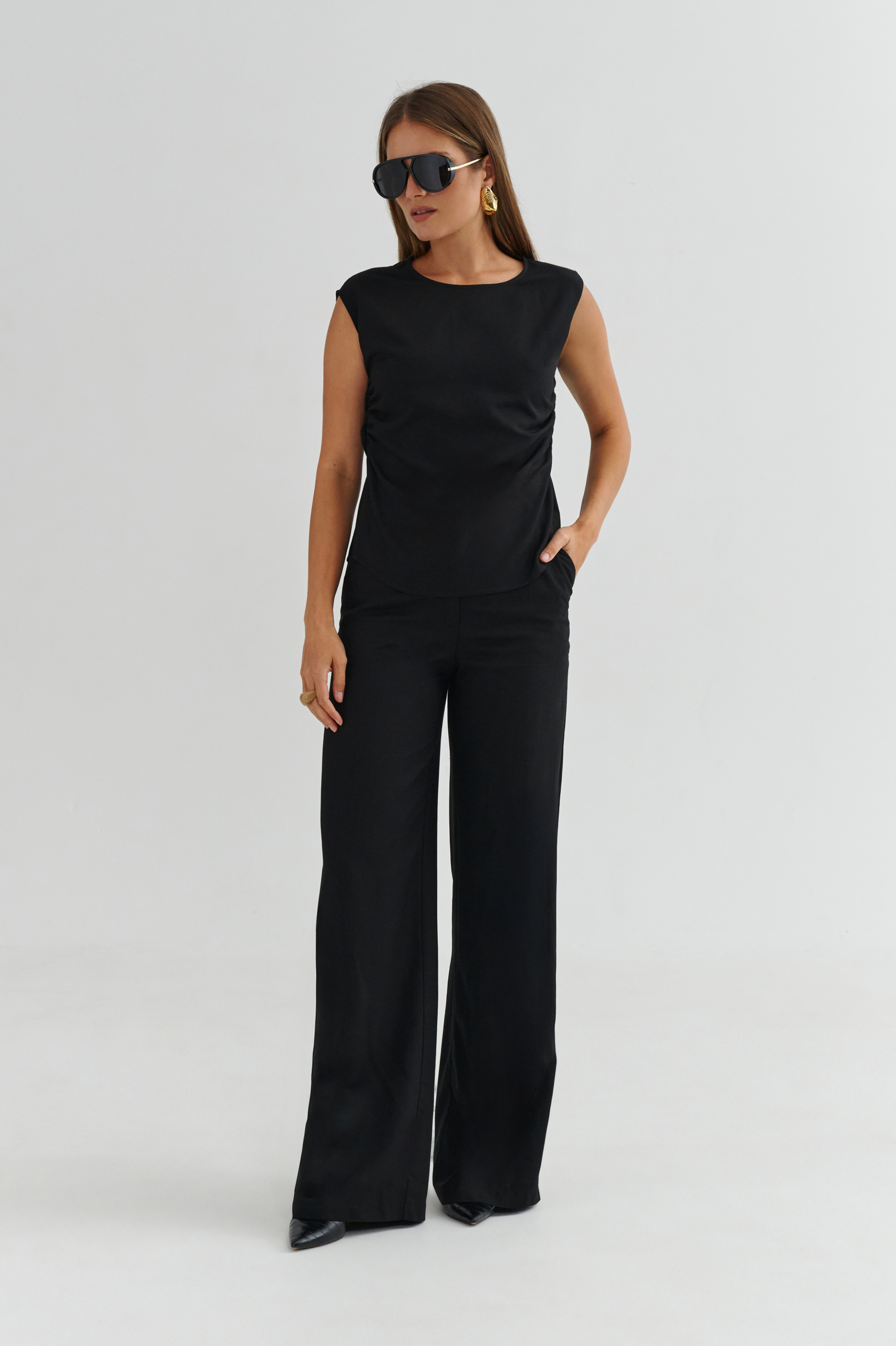 Czarna bluzka z marszczeniami po bokach