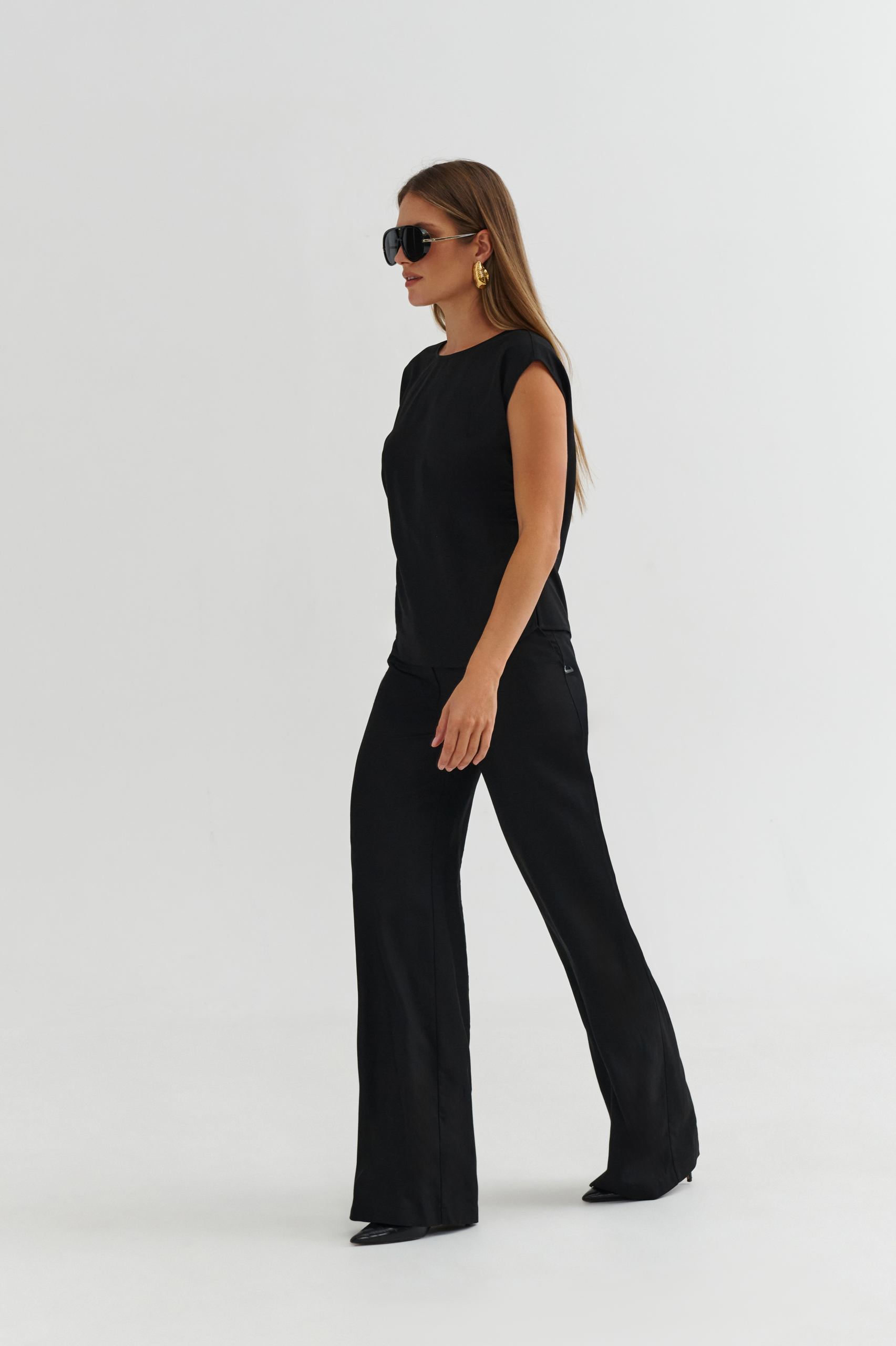 Czarna bluzka z marszczeniami po bokach - obrazek 3