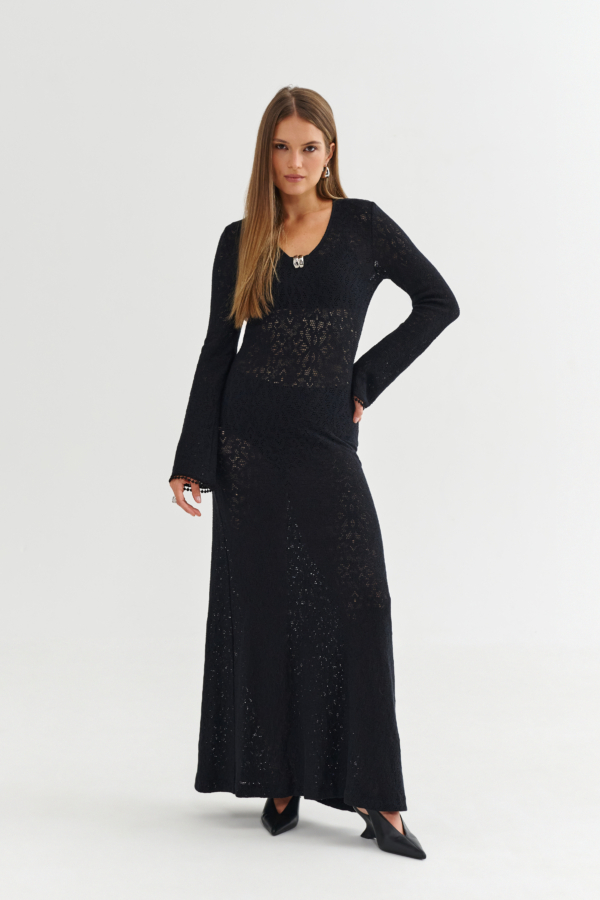 Modelka w czarnej ażurowej sukience maxi z dekoltem V