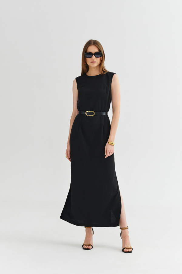 Czarna klasyczna sukienka midi bez rękawów z podkreśloną linią ramion i rozcięciem z boku, stylizacja z paskiem (pasek osobno).
