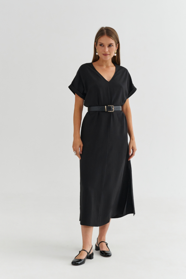 Czarna sukienka midi z dekoltem V – detal góry i rękaw z mankietem