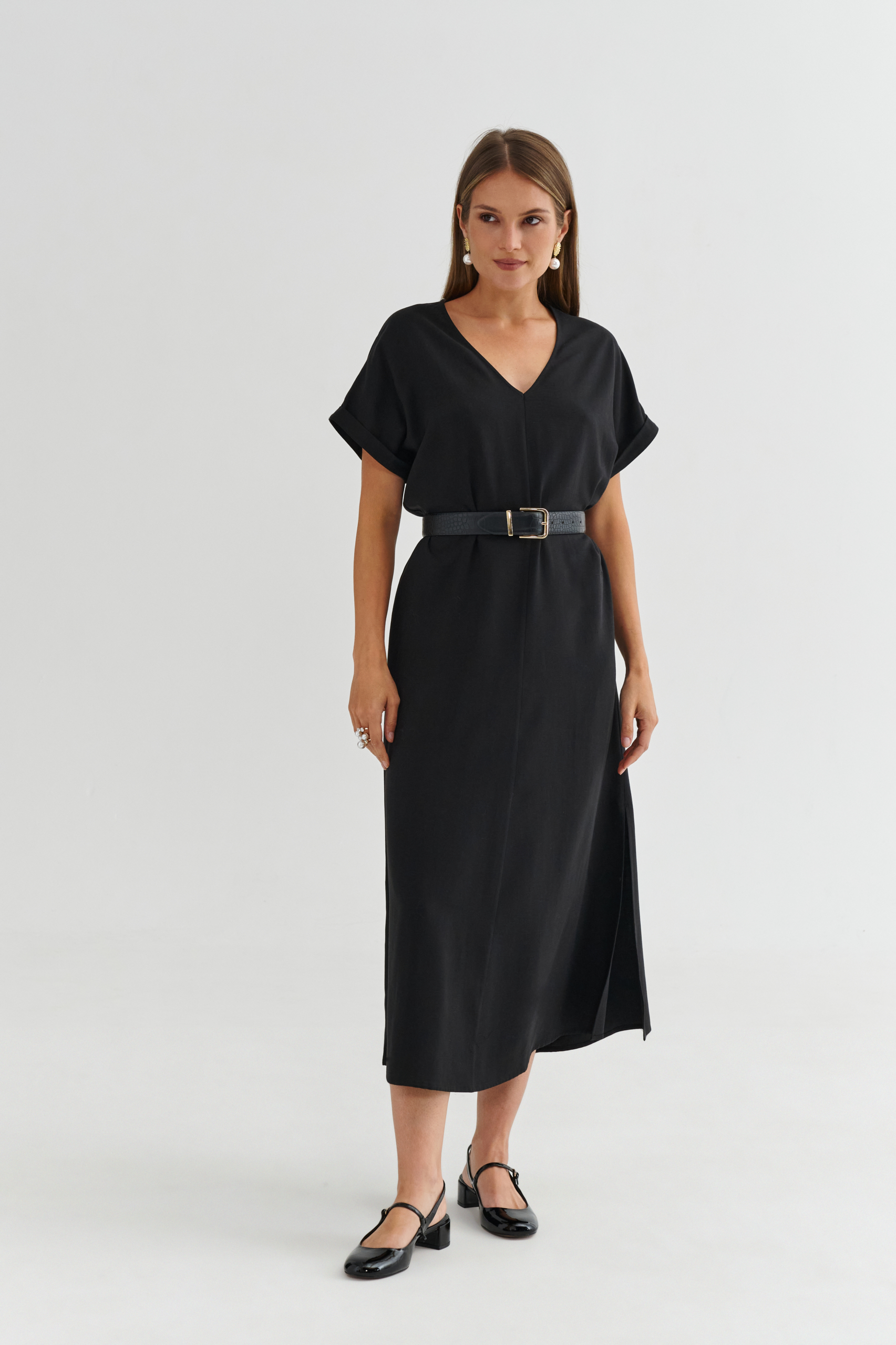 Czarna sukienka midi z dekoltem V – detal góry i rękaw z mankietem