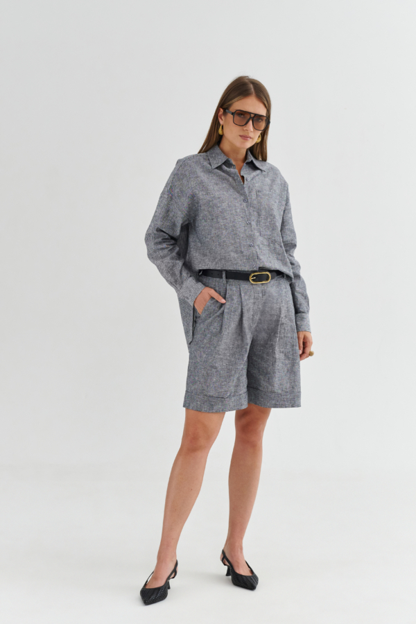 Czarne krótkie spodenki damskie z kieszeniami i pasem z szlufkami, minimalistyczny krój.