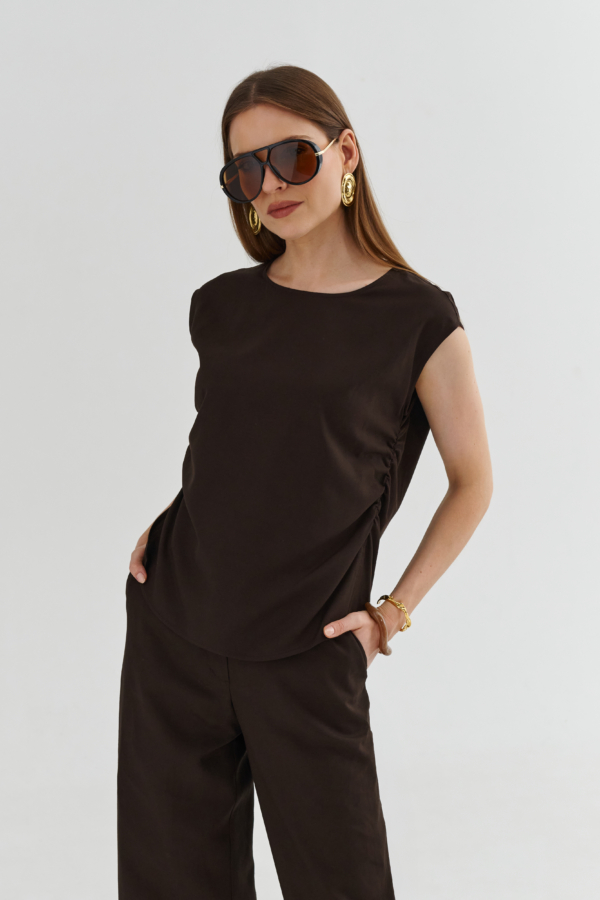 Bluzka damska w kolorze czekolady z marszczeniami po bokach – widok z przodu.