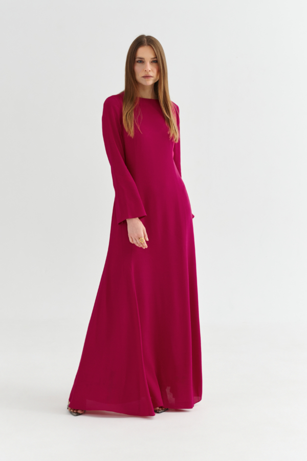 Długa elegancka sukienka amarantowa z długim rękawem – maxi z wiskozy 100%, widok z przodu, płynny dół.