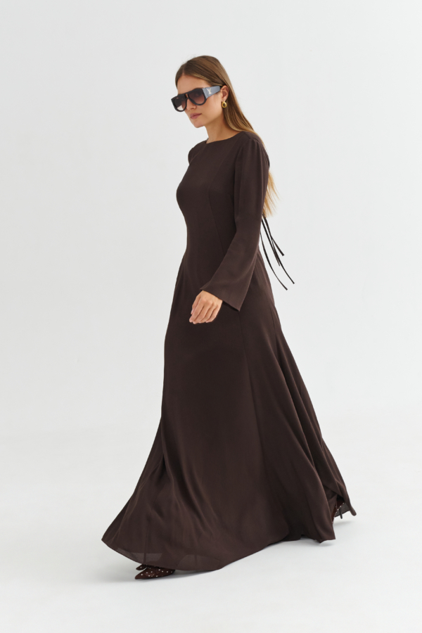 Modelka w czekoladowej długiej sukience z długim rękawem, widok z boku – maxi z wiskozy 100%, płynny dół.