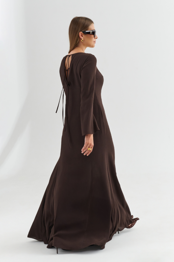 Czekoladowa długa sukienka z długim rękawem – widok z tyłu, wiązanie na plecach z długimi tasiemkami.