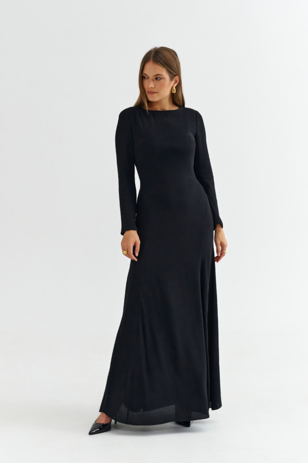 Elegancka długa czarna sukienka z długim rękawem – maxi z wiskozy 100%, widok z boku, płynny dół.