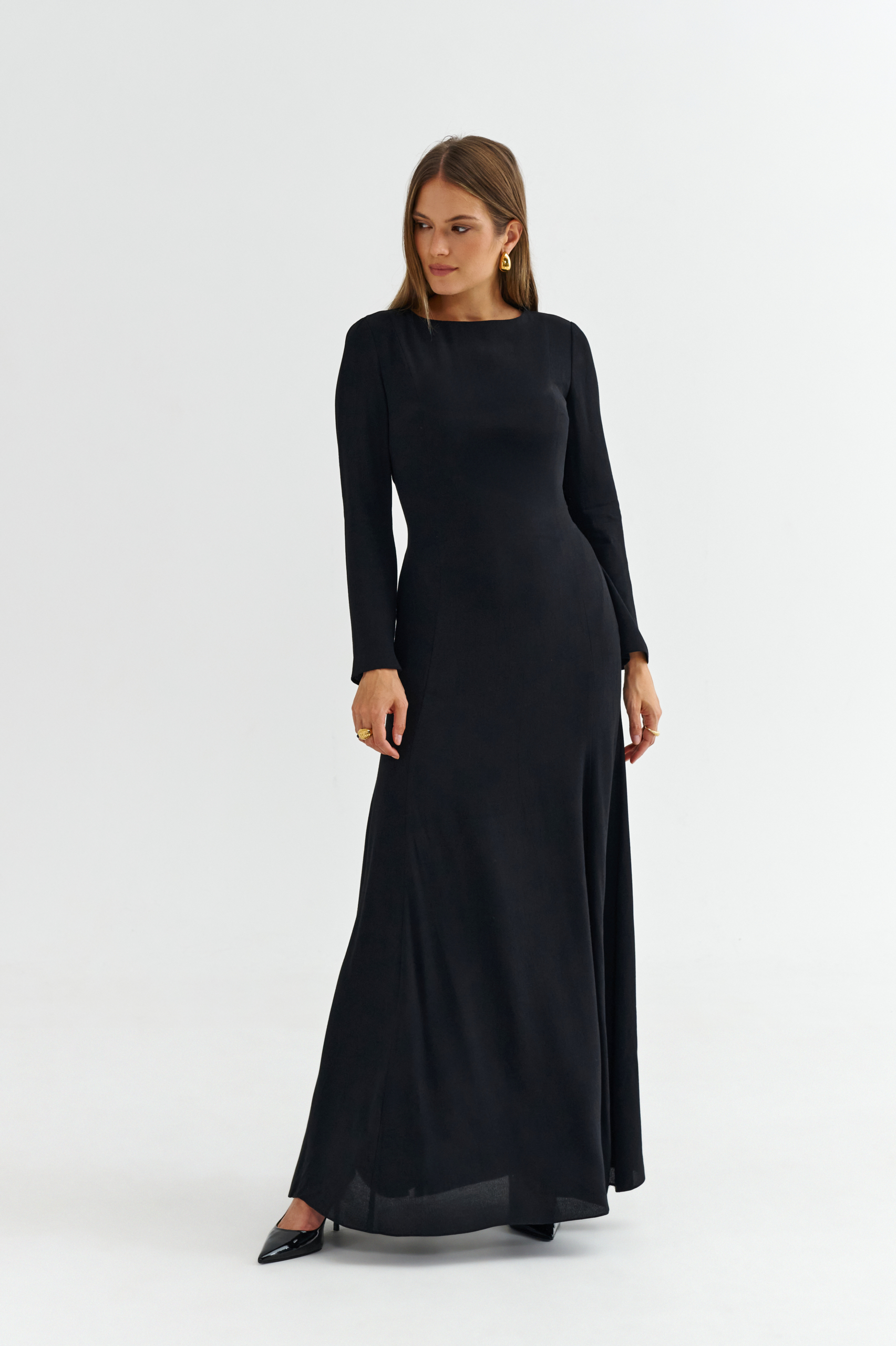 Elegancka długa czarna sukienka z długim rękawem – maxi z wiskozy 100%, widok z boku, płynny dół.