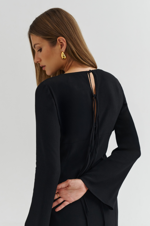 Czarna długa sukienka z długim rękawem – widok z tyłu, wiązanie na plecach z długimi tasiemkami.