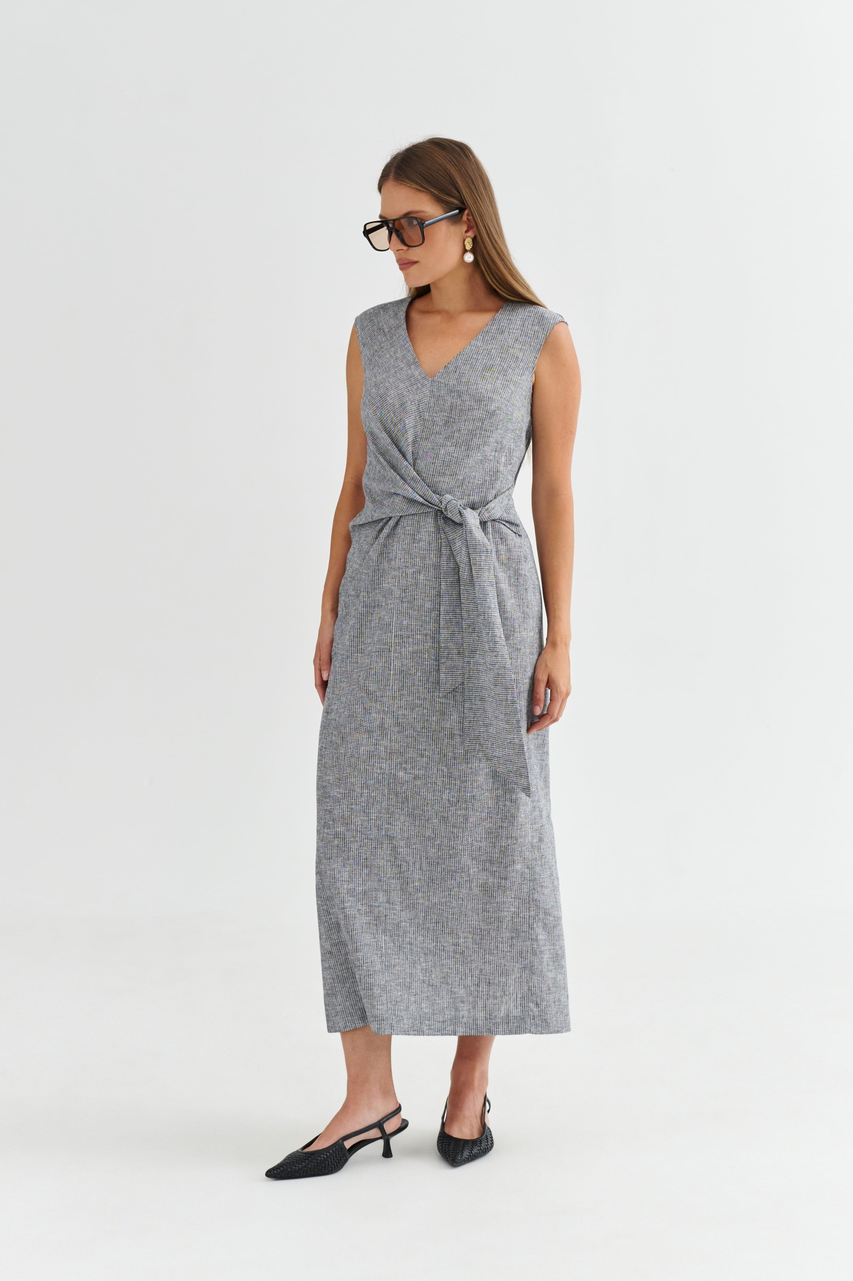 Elegancka sukienka do pracy midi z dekoltem V – STELLA, czarno-biały melanż