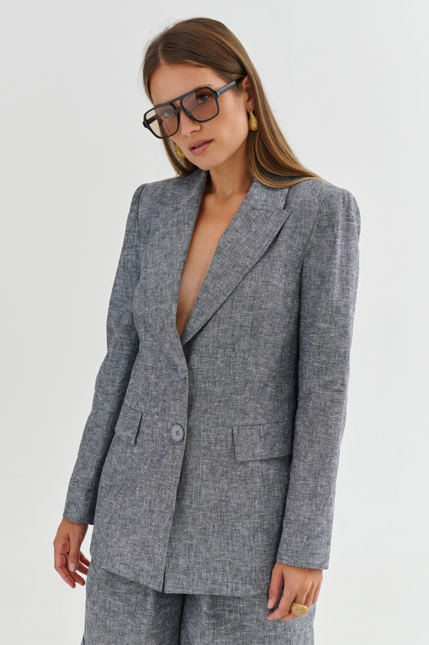Szara taliowana marynarka damska 7788 – len i bawełna, klapy, dwa guziki