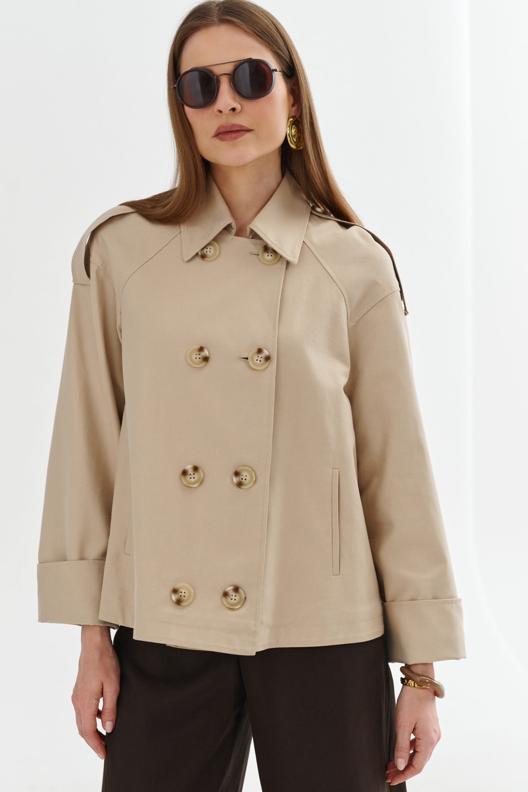 Krótka kurtka beżowa typu trencz