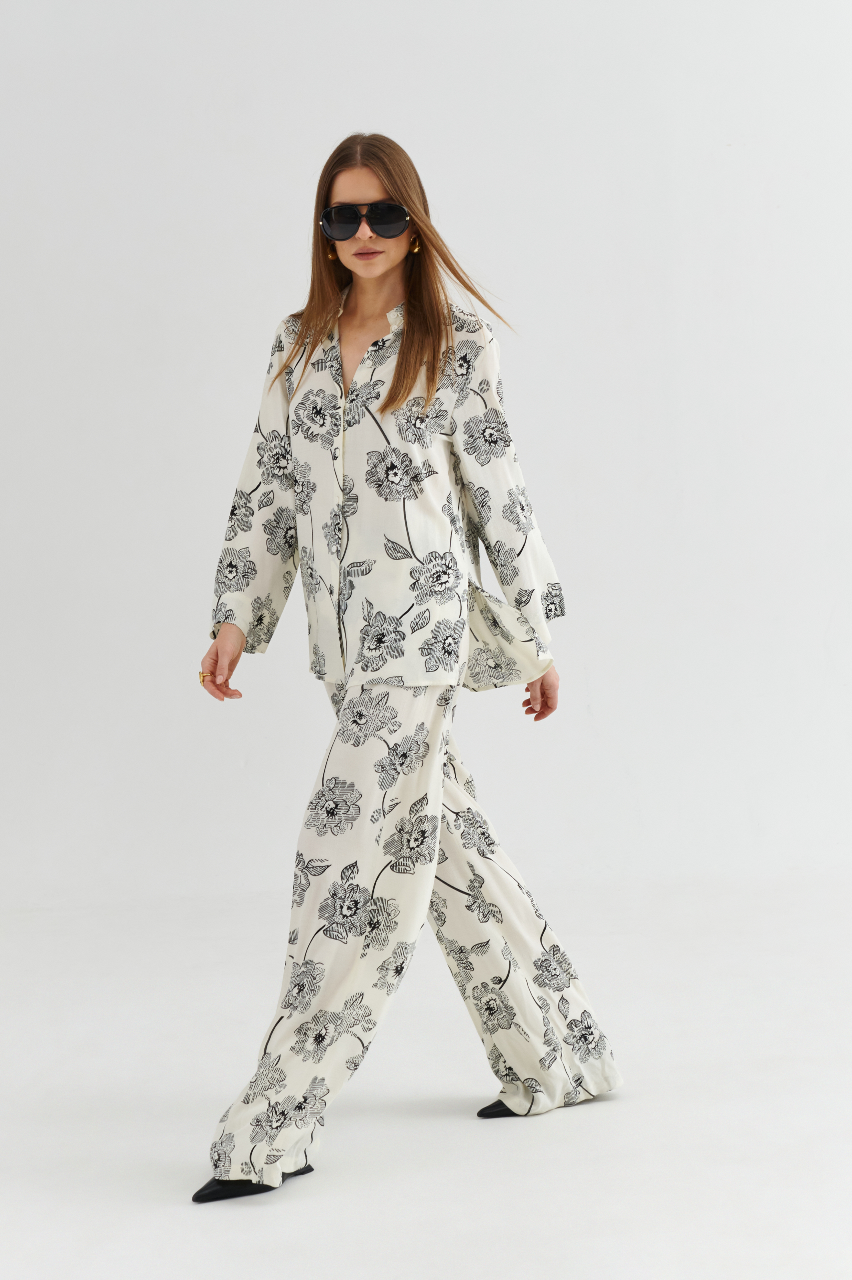 Spodnie z wiskozy ecru z czarnym, kwiatowym printem