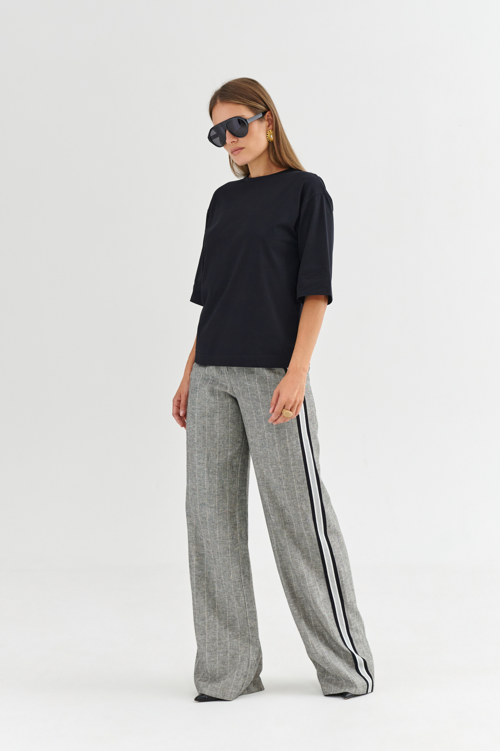 Szare spodnie z wysokim stanem wide leg – elegancka stylizacja