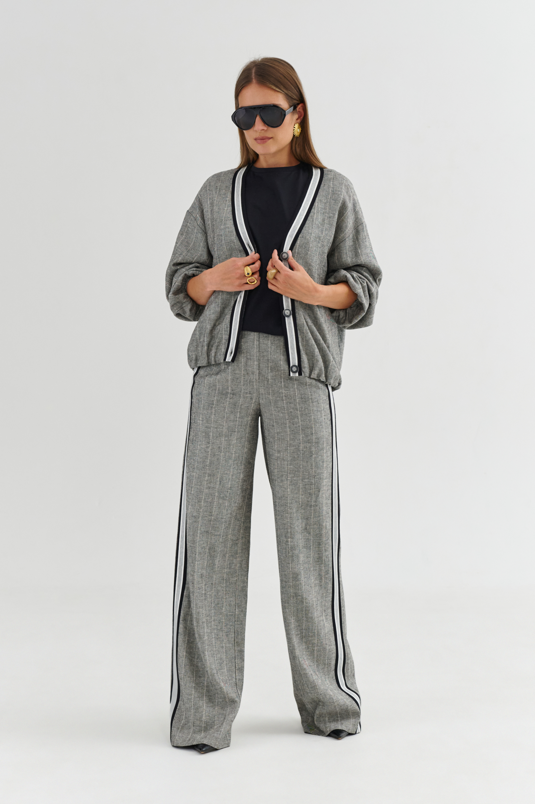 Szare spodnie damskie wide leg w prążek z lampasem i wysokim stanem – przód