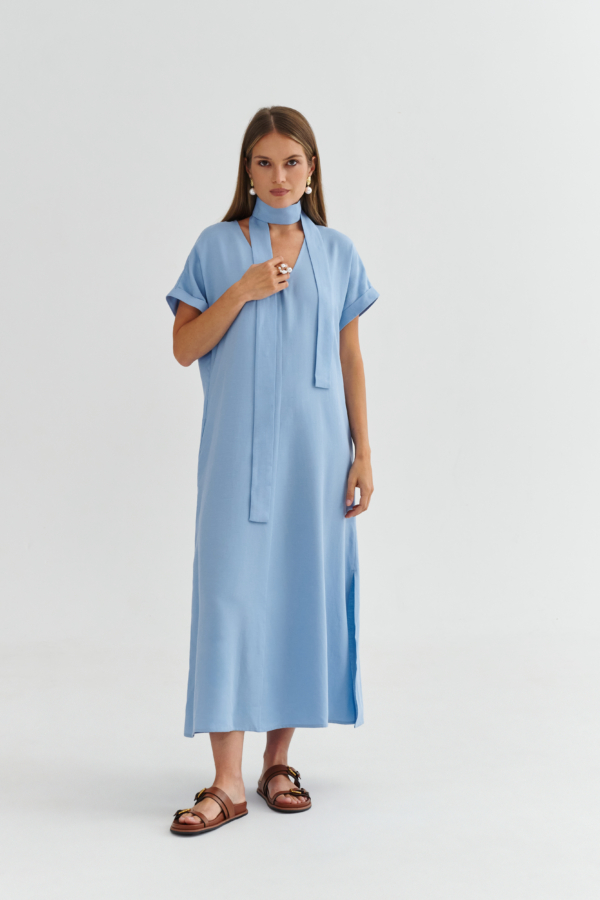 Błękitna sukienka midi z dekoltem V i szarfą przy szyi – cała sylwetka