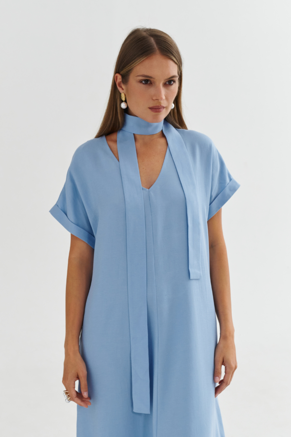 Detal szarfy przy szyi i dekoltu V – błękitna sukienka midi