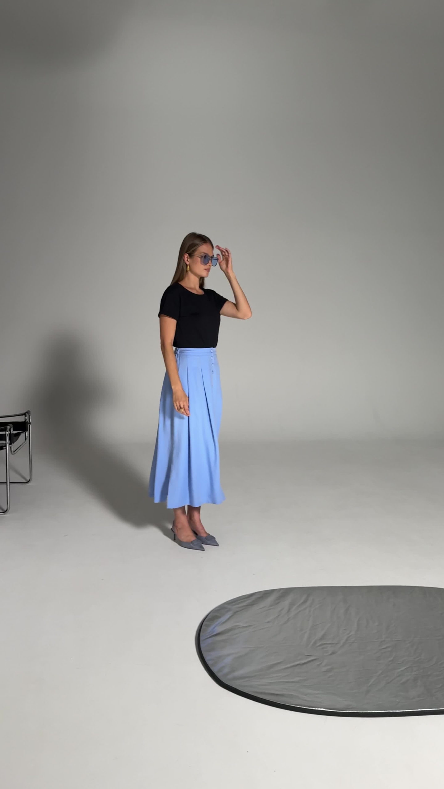 Czarny t-shirt damski basic z krótkim rękawem - obrazek 2