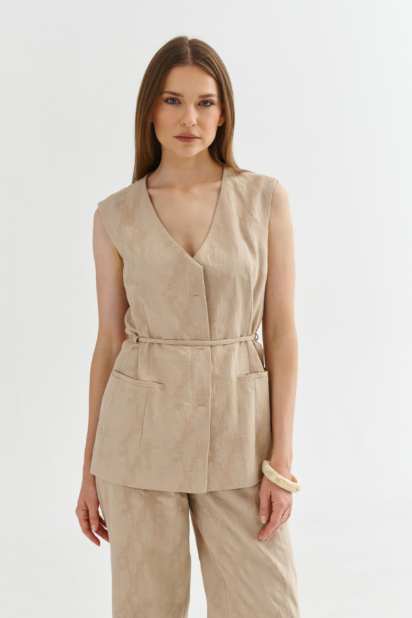 Beżowa żakardowa kamizelka garniturowa, dekolt V, kieszenie