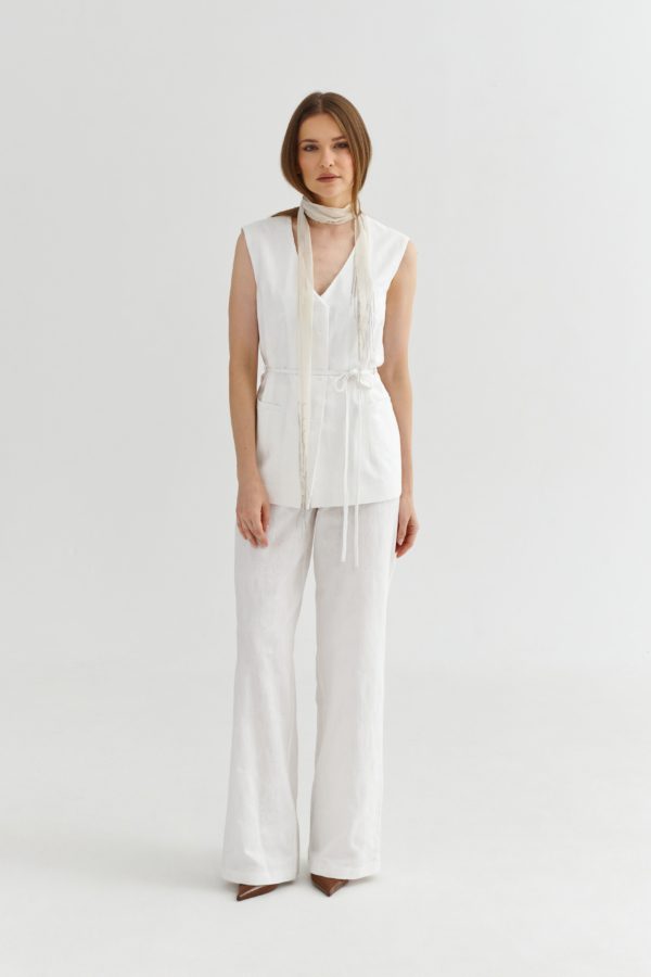 biała kamizelka żakardowa z wiązaniem w talii i białe spodnie