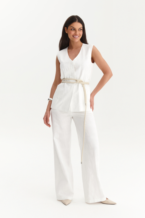 Modelka w białych żakardowych spodniach EZURI z szeroką nogawką i eleganckim prostym krojem