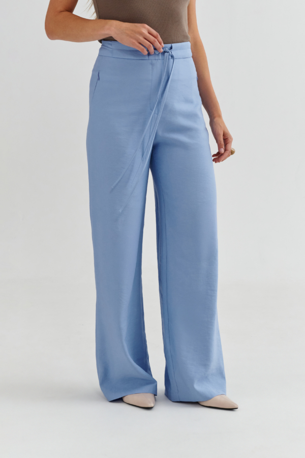 błękitne spodnie damskie z wysokim stanem szeroka nogawka detal wiązania w pasie