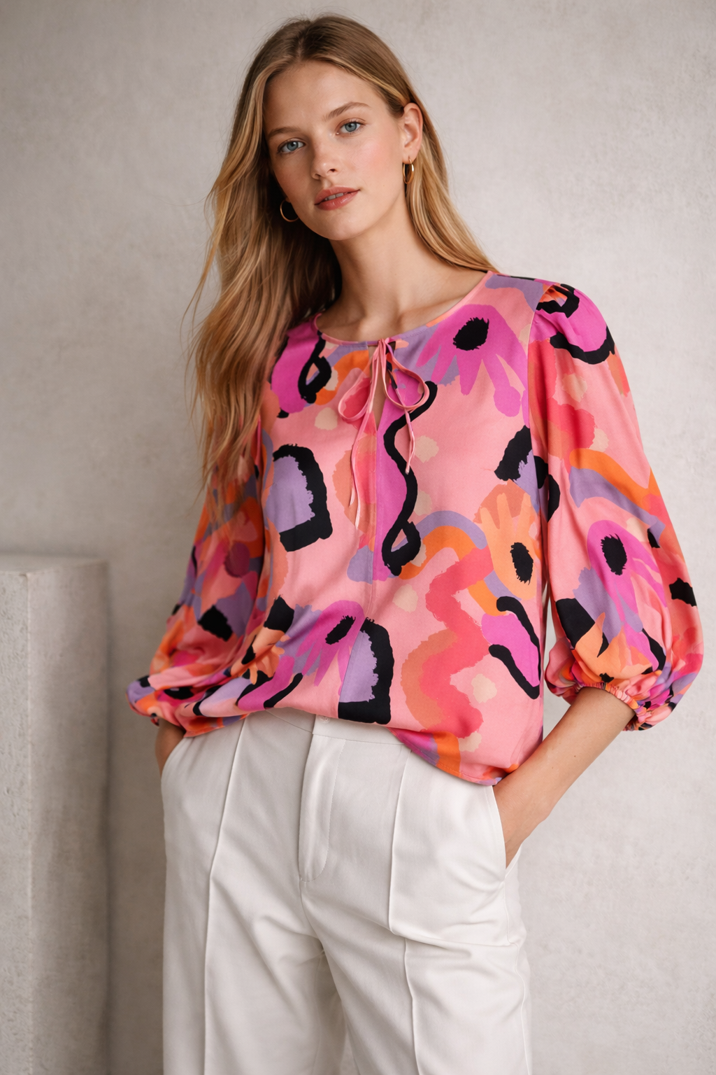 Kolorowa bluzka damska w różowy print z wiązaniem przy dekolcie