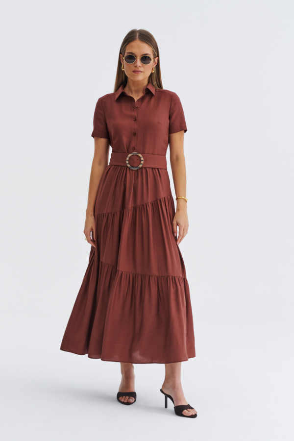 Brązowa sukienka midi z falbankami i paskiem w talii. Elegancka stylizacja.