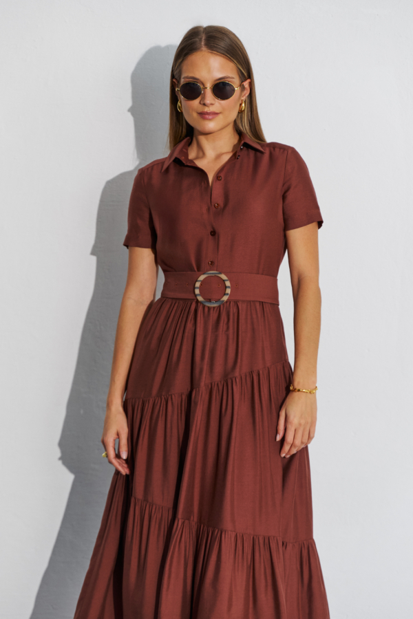 Brązowa sukienka midi z falbankami i paskiem w talii.