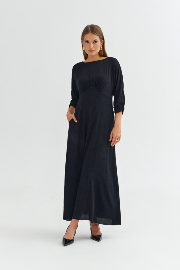 Czarna sukienka midi – rękaw kimono, kieszenie po bokach, marszczenie w talii, długość midi.