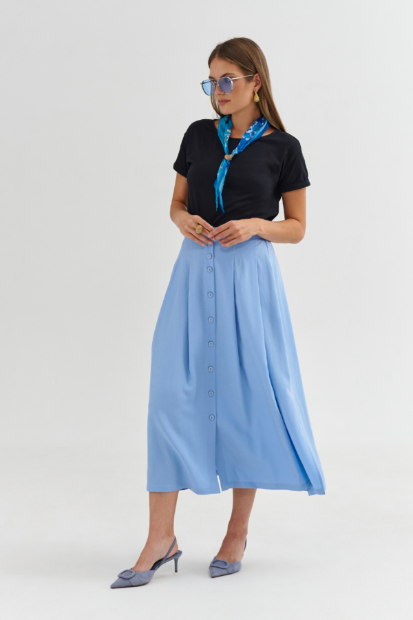 Modelka w czarnym t-shircie damskim basic z krótkim rękawem i błękitnej spódnicy midi zapinanej na guziki, z apaszką i czółenkami.