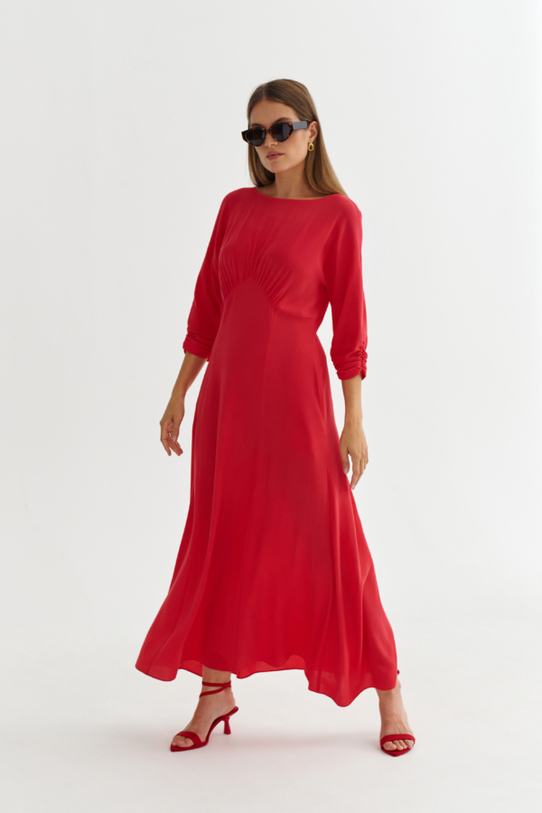 Czerwona sukienka midi w pełnej stylizacji – lejący dół, rękaw kimono, długość midi.