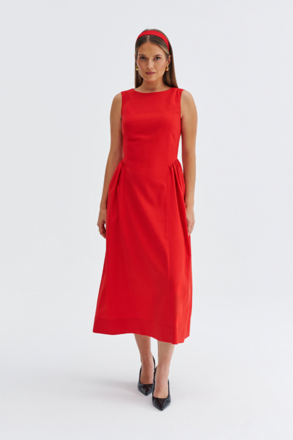 Czerwona sukienka midi bez rękawów z zaznaczoną talią