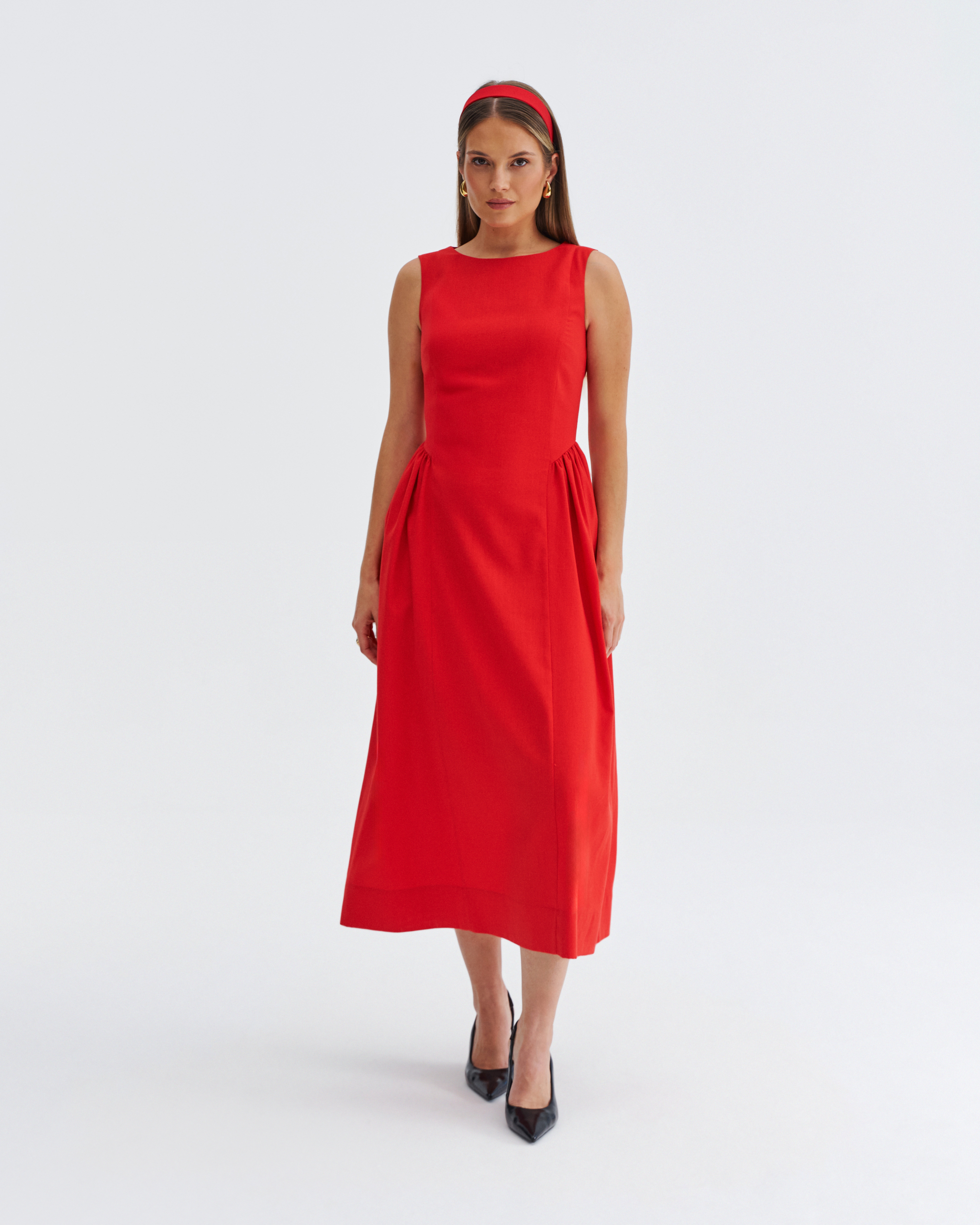 Czerwona sukienka midi bez rękawów z zaznaczoną talią