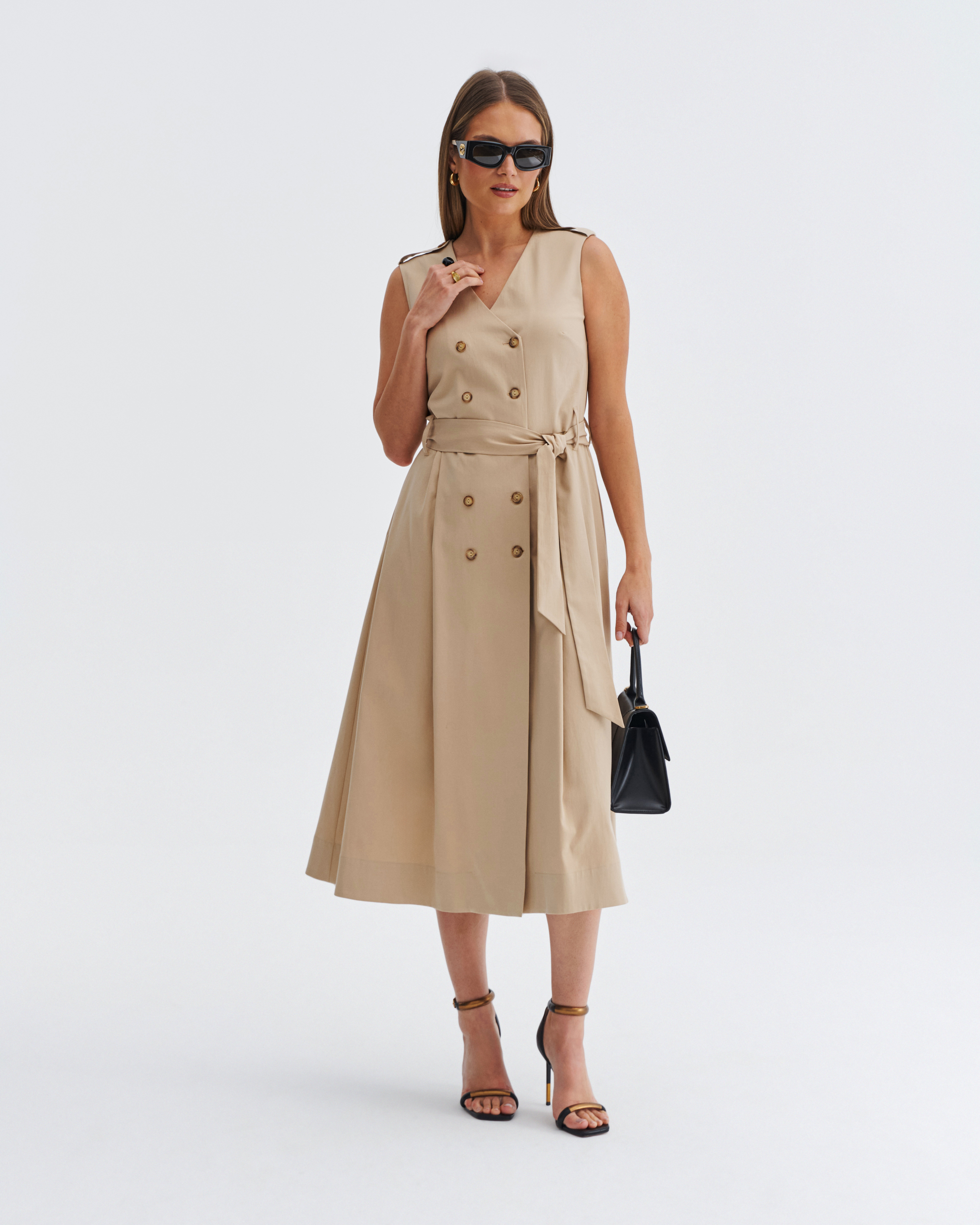 Dwurzędowa rozkloszowana sukienka beżowa z wiązaniem w talii