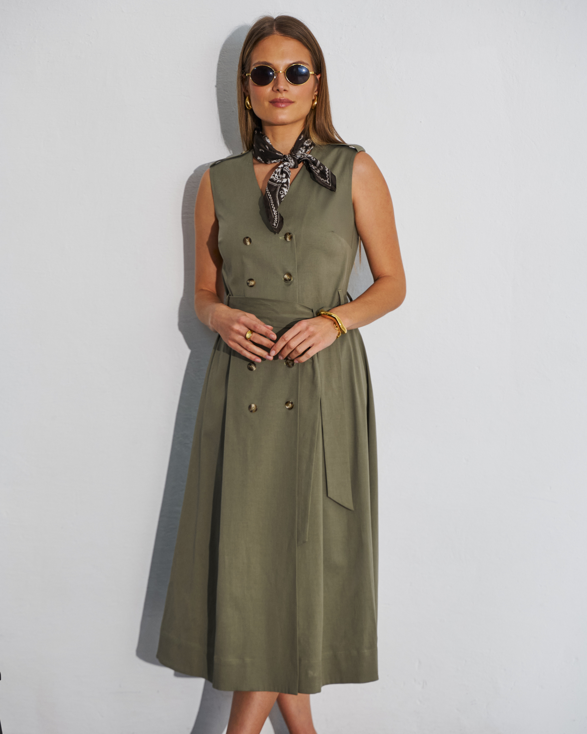 Dwurzędowa rozkloszowana sukienka khaki z wiązaniem w talii