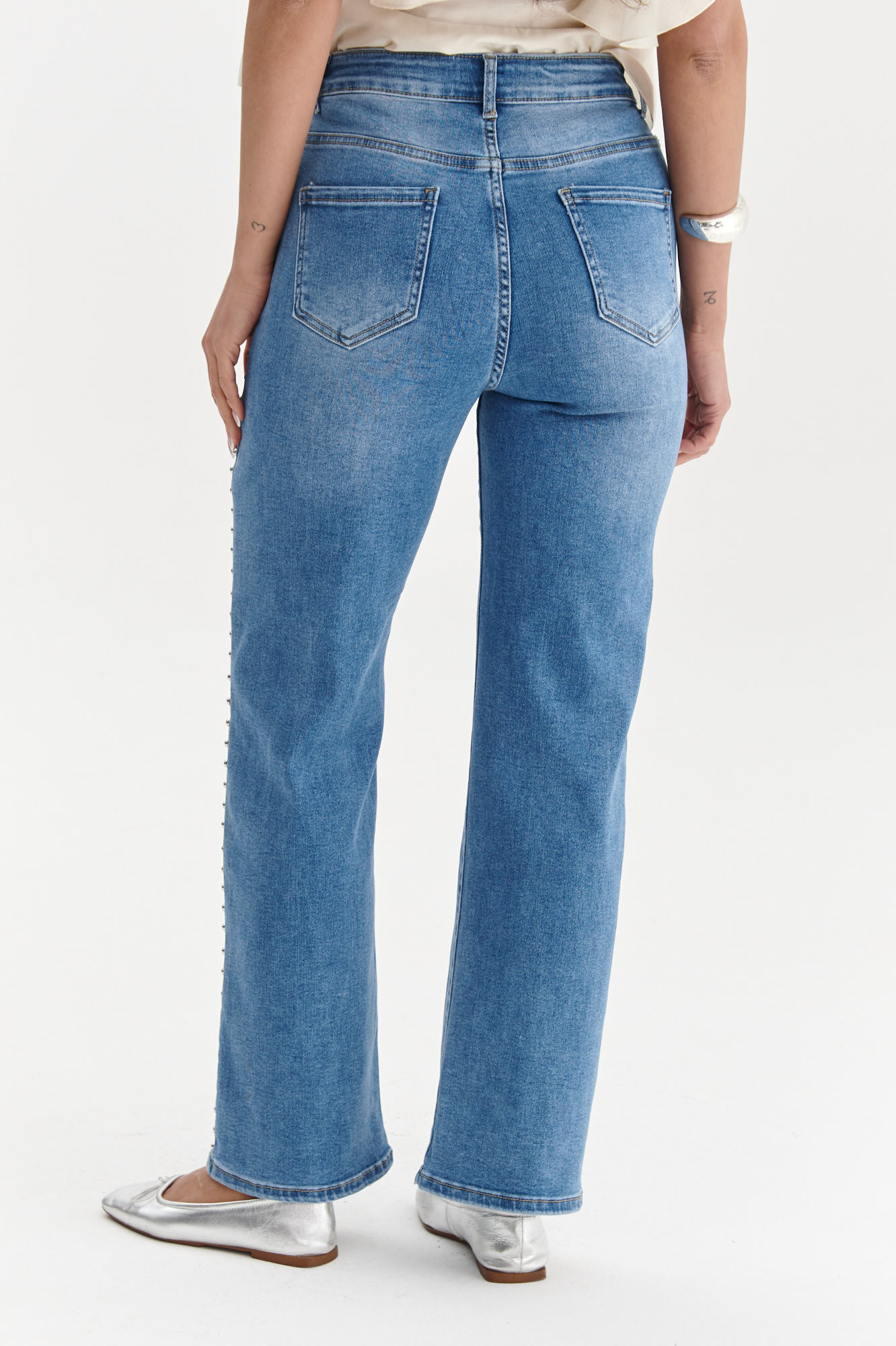 Tył jasnoniebieskich jeansów damskich z prostą nogawką