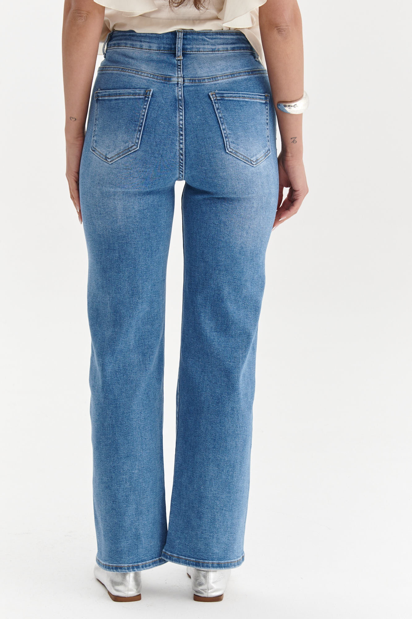 Tył jasnoniebieskich jeansów damskich z prostą nogawką